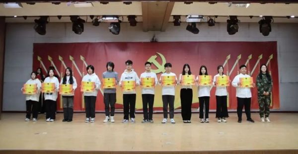 Beat365中文官方网站||管理学院||“管理催奋进，榜样促前行”年末表彰大会