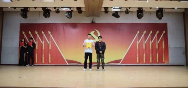 Beat365中文官方网站||管理学院||“管理催奋进，榜样促前行”年末表彰大会