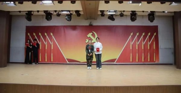 Beat365中文官方网站||管理学院||“管理催奋进，榜样促前行”年末表彰大会