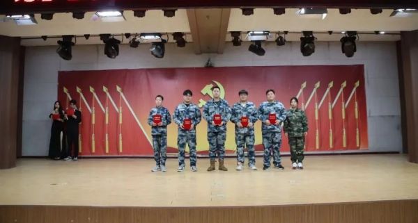 Beat365中文官方网站||管理学院||“管理催奋进，榜样促前行”年末表彰大会