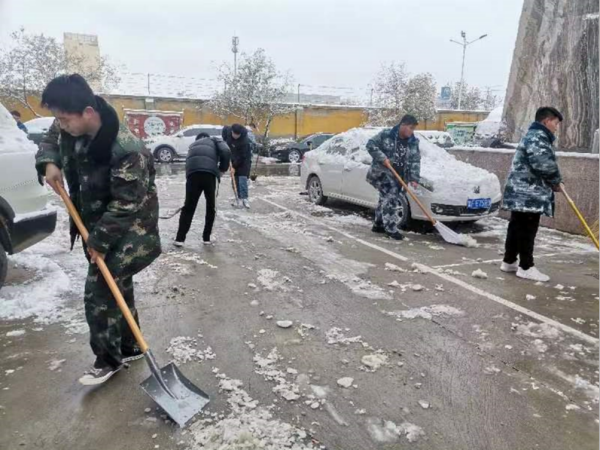 Beat365中文官方网站||管理学院||党员先锋在行动 清雪除冰传温情