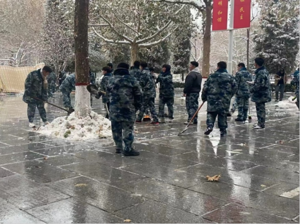 Beat365中文官方网站||管理学院||党员先锋在行动 清雪除冰传温情