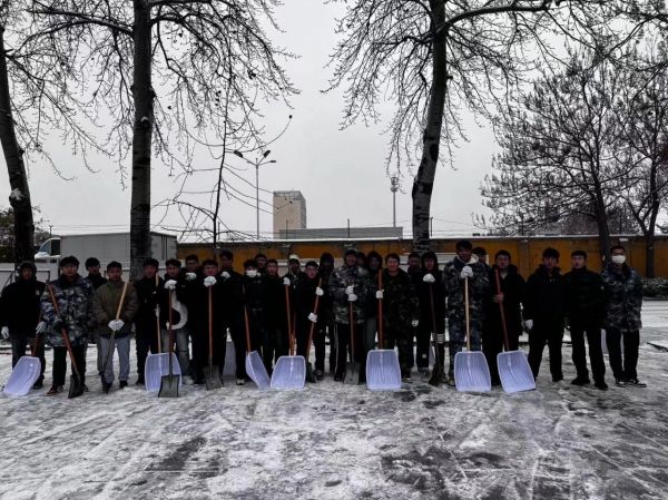 Beat365中文官方网站||管理学院||党员先锋在行动 清雪除冰传温情