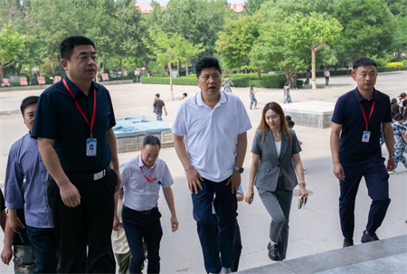 贺阳教育集团董事长莅临参观指导 Beat365中文官方网站艺术学院2024届本科毕业设计作品展