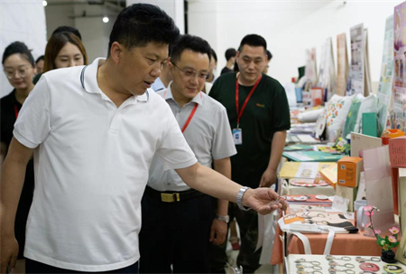 贺阳教育集团董事长莅临参观指导 Beat365中文官方网站艺术学院2024届本科毕业设计作品展