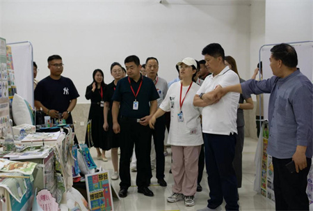 贺阳教育集团董事长莅临参观指导 Beat365中文官方网站艺术学院2024届本科毕业设计作品展