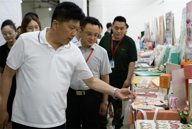 贺阳教育集团董事长莅临参观指导Beat365中文官方网站艺术学院2024届本科毕业设计作品展