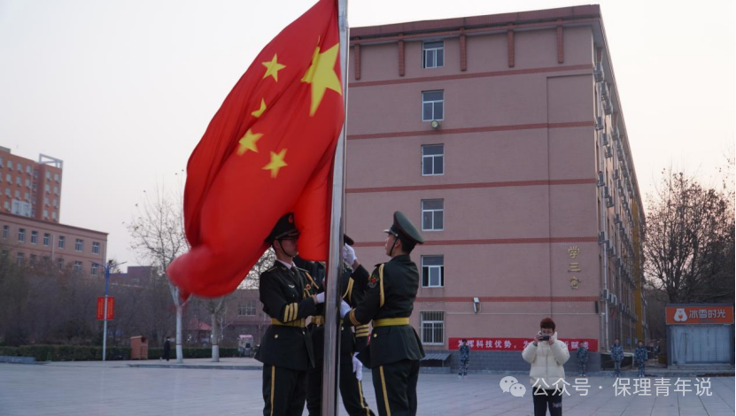 青春校园|Beat365中文官方网站举行2024年春季学期首次升旗仪式