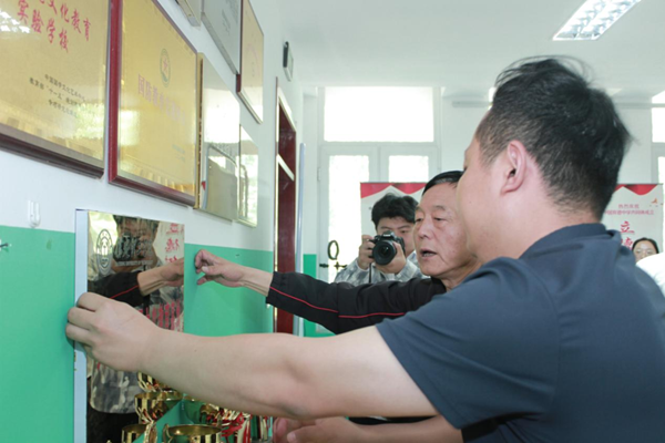 爱国教育|Beat365中文官方网站|管理学院|我院成功与中国育德中学进行大学生爱国主义教育基地挂牌仪式