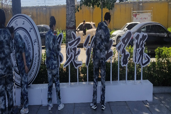 劳动教育|Beat365中文官方网站|管理学院|我院开展“垃圾不落地，校园更美丽”校园清洁活动