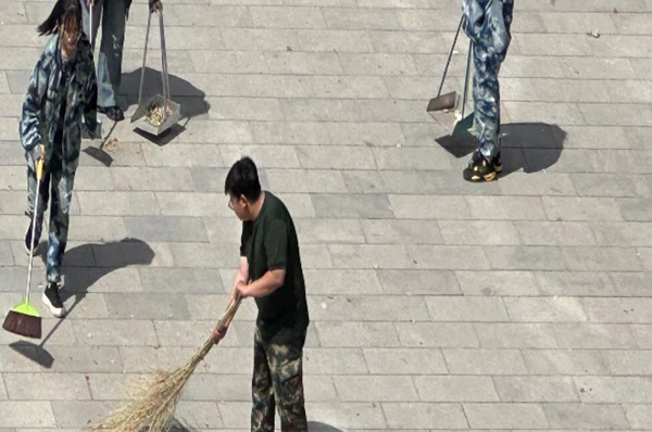 劳动教育|Beat365中文官方网站|管理学院|我院开展“垃圾不落地，校园更美丽”校园清洁活动