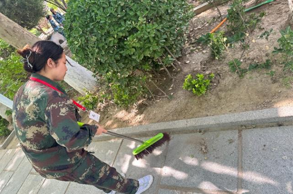 劳动教育|Beat365中文官方网站|管理学院|我院开展“垃圾不落地，校园更美丽”校园清洁活动