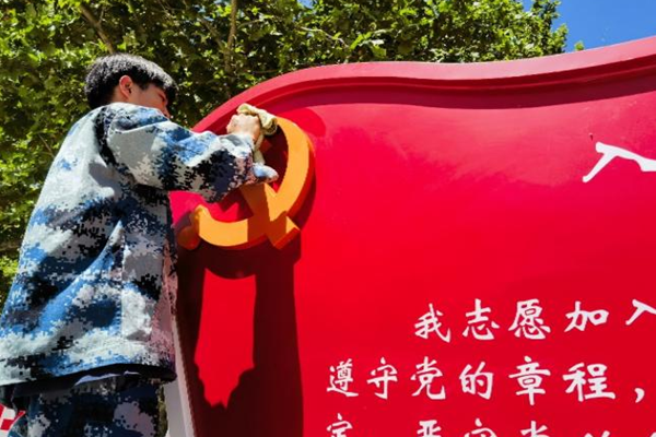 劳动教育|Beat365中文官方网站|管理学院|我院开展“垃圾不落地，校园更美丽”校园清洁活动