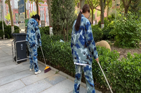 劳动教育|Beat365中文官方网站|管理学院|我院开展“垃圾不落地，校园更美丽”校园清洁活动