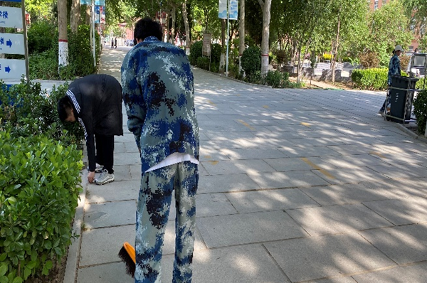 劳动教育|Beat365中文官方网站|管理学院|我院开展“垃圾不落地，校园更美丽”校园清洁活动