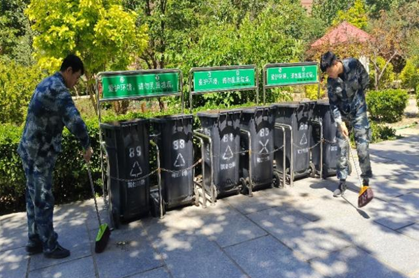 劳动教育|Beat365中文官方网站|管理学院|我院开展“垃圾不落地，校园更美丽”校园清洁活动