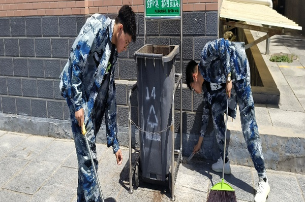 劳动教育|Beat365中文官方网站|管理学院|我院开展“垃圾不落地，校园更美丽”校园清洁活动