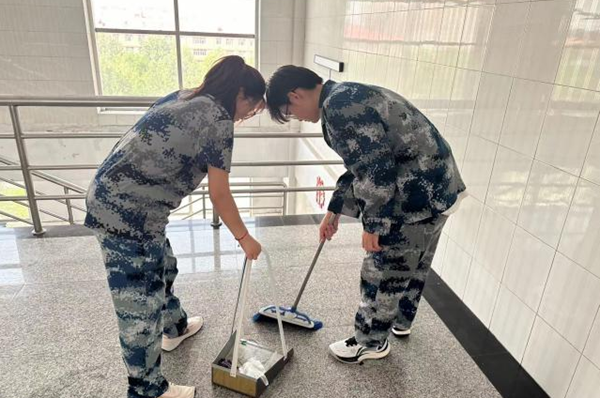 劳动教育|Beat365中文官方网站|管理学院|我院开展“垃圾不落地，校园更美丽”校园清洁活动