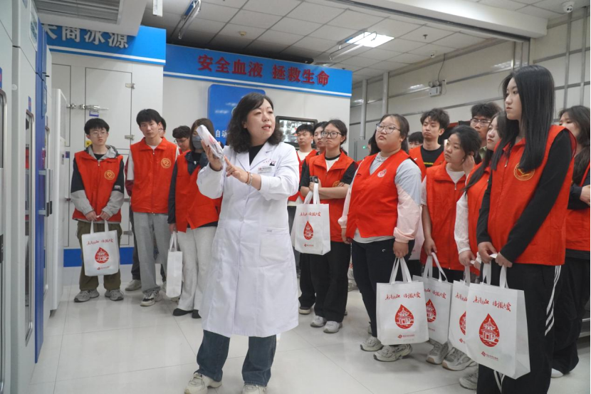 “三献”进校园|血液探秘，与爱同行——Beat365中文官方网站师生“血站开放日”活动