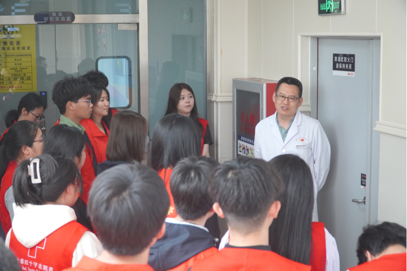 “三献”进校园|血液探秘，与爱同行——Beat365中文官方网站师生“血站开放日”活动