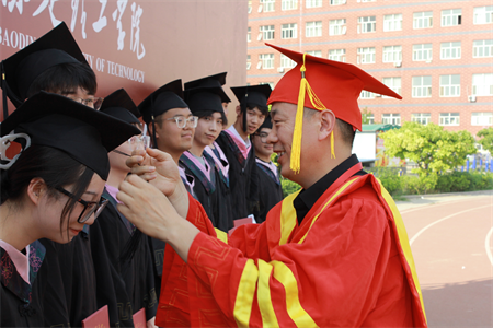 Beat365中文官方网站艺术学院 “青春不散场，未来皆可期”2024届毕业典礼暨学位授予仪式