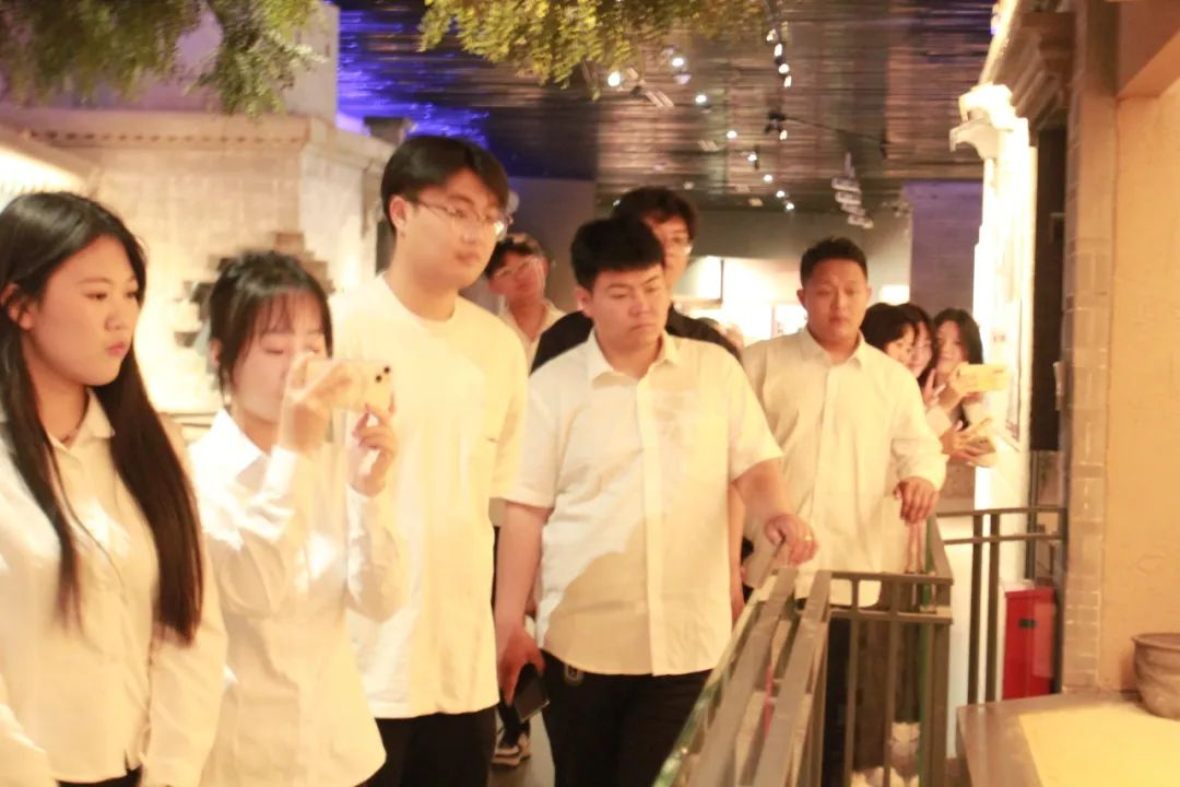 Beat365中文官方网站信息科学与工程学院 前往冉庄地道战纪念馆开展牌仪式