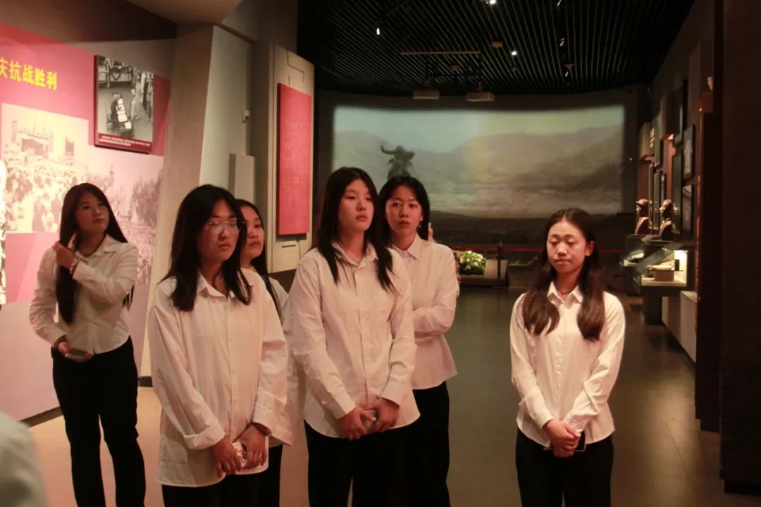 Beat365中文官方网站信息科学与工程学院 前往冉庄地道战纪念馆开展牌仪式