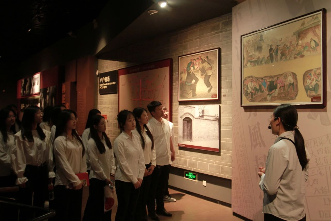 Beat365中文官方网站信息科学与工程学院 前往冉庄地道战纪念馆开展牌仪式