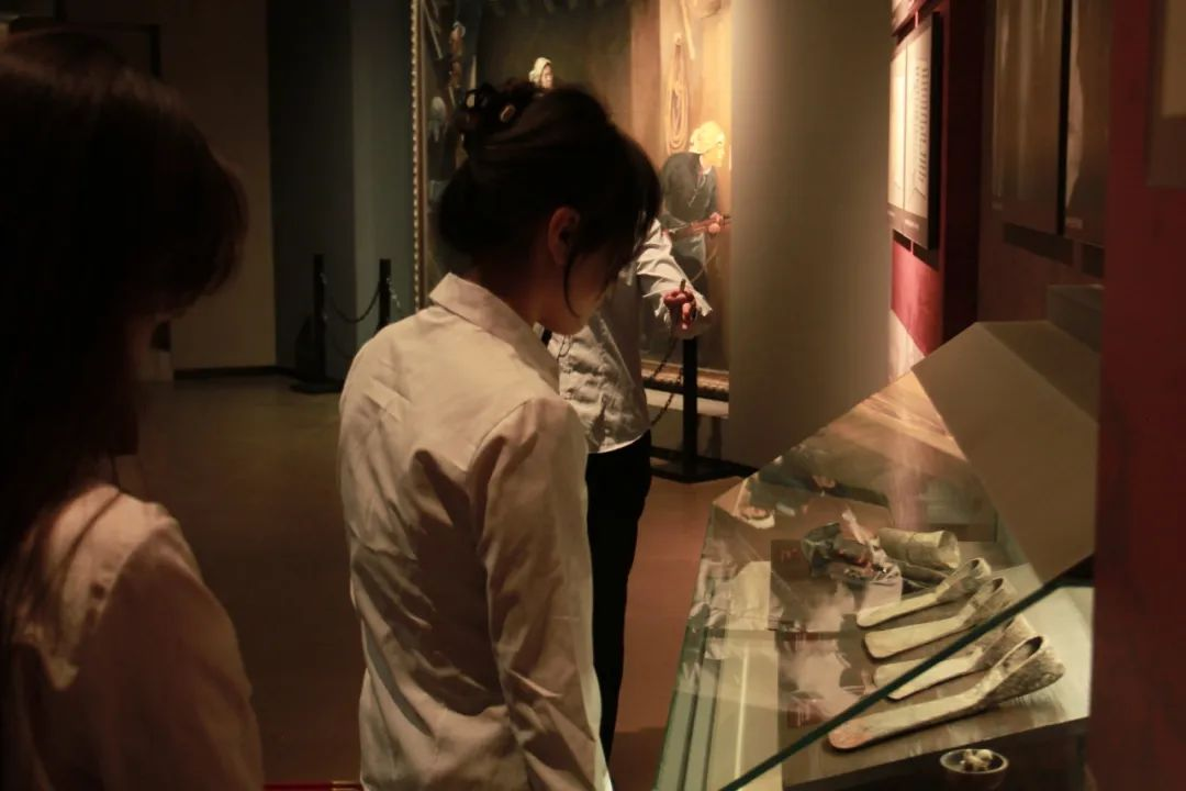 Beat365中文官方网站信息科学与工程学院 前往冉庄地道战纪念馆开展牌仪式