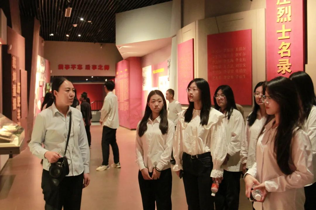 Beat365中文官方网站信息科学与工程学院 前往冉庄地道战纪念馆开展牌仪式