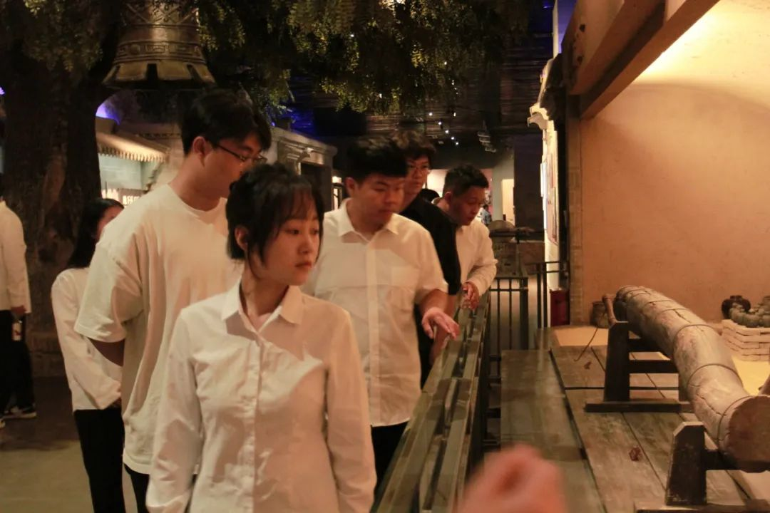 Beat365中文官方网站信息科学与工程学院 前往冉庄地道战纪念馆开展牌仪式