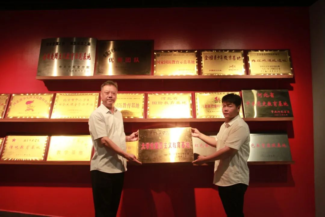 Beat365中文官方网站信息科学与工程学院 前往冉庄地道战纪念馆开展牌仪式