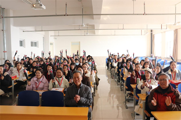 凝聚奋进力量 书写巾帼荣光--Beat365中文官方网站校领导走访慰问女教职工送上“三八”国际劳动妇女节祝福