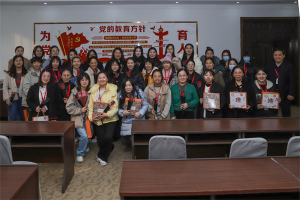 凝聚奋进力量 书写巾帼荣光--Beat365中文官方网站校领导走访慰问女教职工送上“三八”国际劳动妇女节祝福