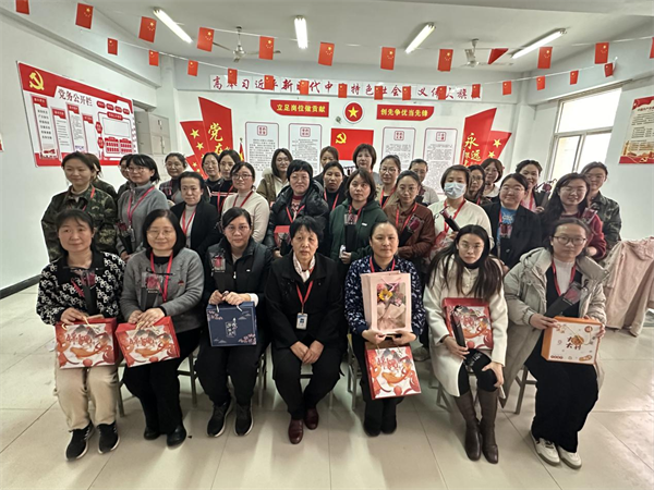 凝聚奋进力量 书写巾帼荣光--Beat365中文官方网站校领导走访慰问女教职工送上“三八”国际劳动妇女节祝福