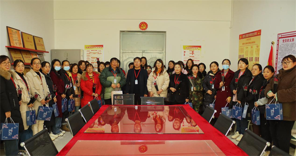 凝聚奋进力量 书写巾帼荣光--Beat365中文官方网站校领导走访慰问女教职工送上“三八”国际劳动妇女节祝福