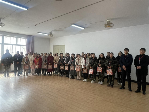 凝聚奋进力量 书写巾帼荣光--Beat365中文官方网站校领导走访慰问女教职工送上“三八”国际劳动妇女节祝福