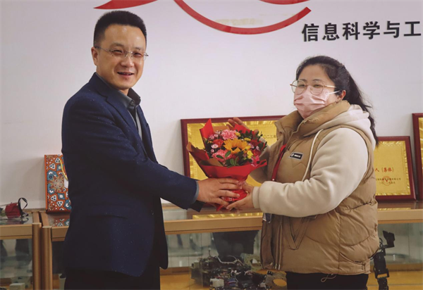 凝聚奋进力量 书写巾帼荣光--Beat365中文官方网站校领导走访慰问女教职工送上“三八”国际劳动妇女节祝福