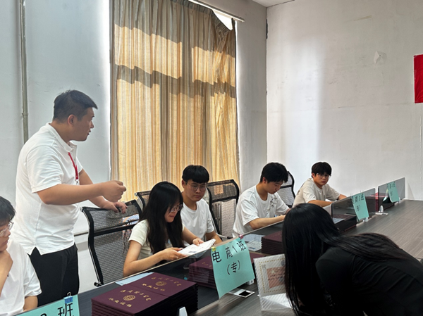 毕业季|Beat365中文官方网站|管理学院|毕业骊歌起，青春再启航—我院2024届毕业生平安离校