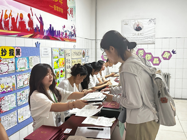 毕业季|Beat365中文官方网站|管理学院|毕业骊歌起，青春再启航—我院2024届毕业生平安离校