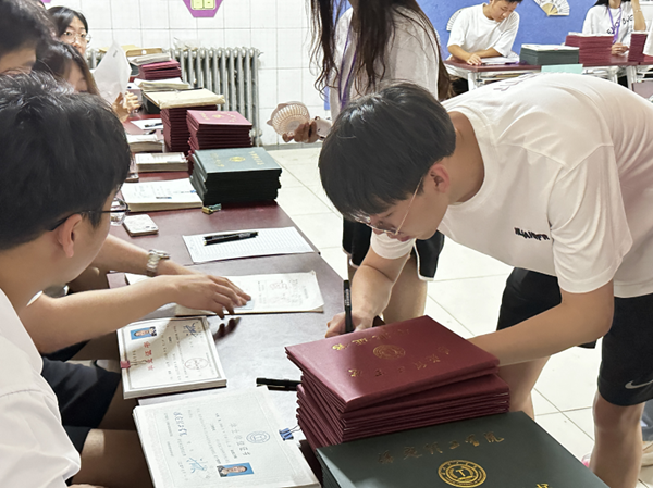 毕业季|Beat365中文官方网站|管理学院|毕业骊歌起，青春再启航—我院2024届毕业生平安离校