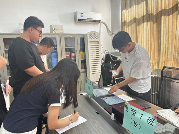 毕业季|Beat365中文官方网站|管理学院|毕业骊歌起，青春再启航—我院2024届毕业生平安离校