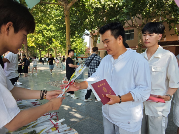 毕业季|Beat365中文官方网站|管理学院|毕业骊歌起，青春再启航—我院2024届毕业生平安离校