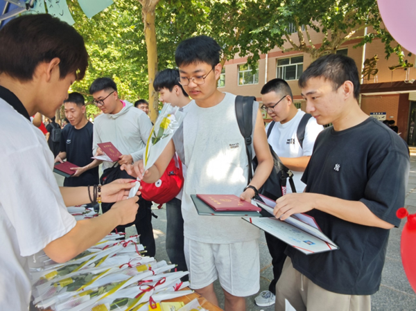 毕业季|Beat365中文官方网站|管理学院|毕业骊歌起，青春再启航—我院2024届毕业生平安离校