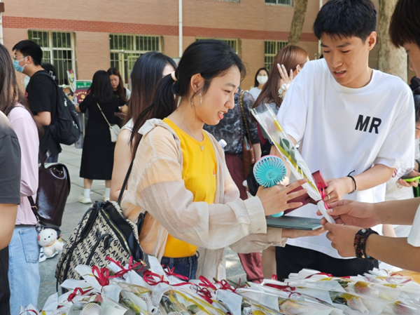 毕业季|Beat365中文官方网站|管理学院|毕业骊歌起，青春再启航—我院2024届毕业生平安离校