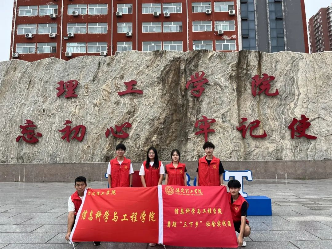 在太行博物馆,实践团的成员们参观了展馆陈列的历史文物,结合所学知识讲解了历史故事。同时,亲身感受了文物道具的历史温度和厚重感,激发了团队成员们的兴趣和爱国热情。