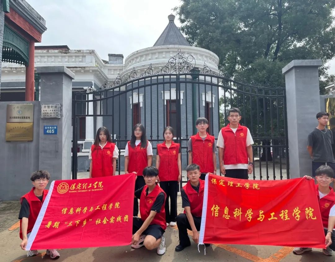 在太行博物馆,实践团的成员们参观了展馆陈列的历史文物,结合所学知识讲解了历史故事。同时,亲身感受了文物道具的历史温度和厚重感,激发了团队成员们的兴趣和爱国热情。