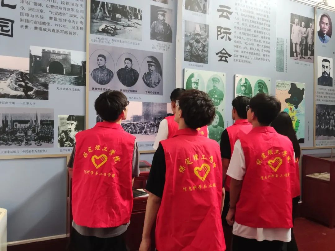 在太行博物馆,实践团的成员们参观了展馆陈列的历史文物,结合所学知识讲解了历史故事。同时,亲身感受了文物道具的历史温度和厚重感,激发了团队成员们的兴趣和爱国热情。