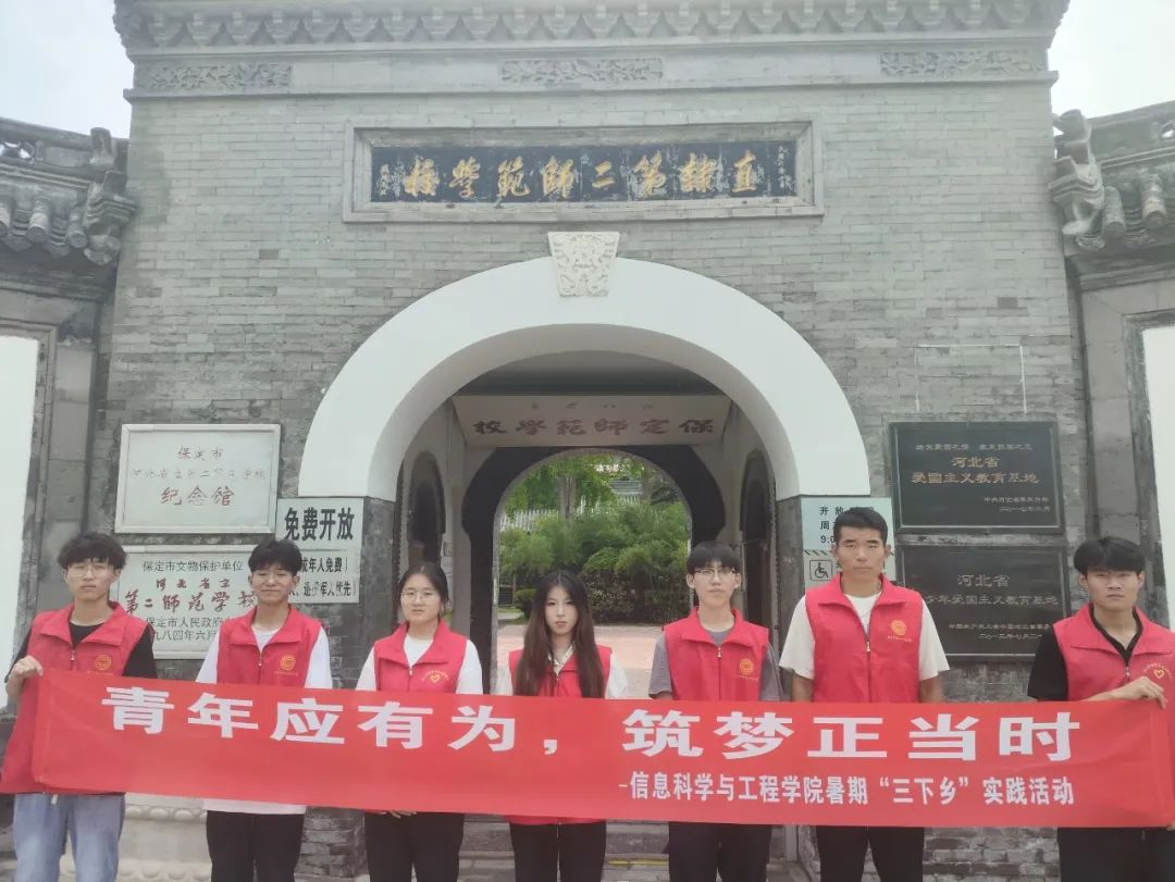 在太行博物馆,实践团的成员们参观了展馆陈列的历史文物,结合所学知识讲解了历史故事。同时,亲身感受了文物道具的历史温度和厚重感,激发了团队成员们的兴趣和爱国热情。