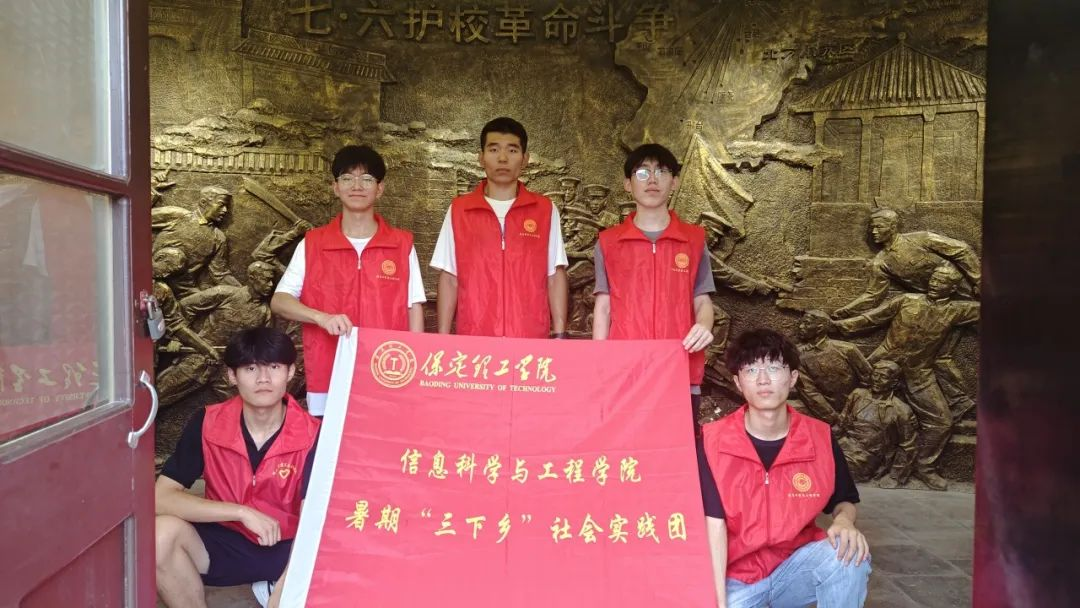 在太行博物馆,实践团的成员们参观了展馆陈列的历史文物,结合所学知识讲解了历史故事。同时,亲身感受了文物道具的历史温度和厚重感,激发了团队成员们的兴趣和爱国热情。